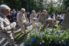 Lilled mälestuskivi juurde
